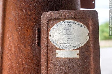 Antiguo surtidor manual de nafta. Bomba de medición automática - Departamento de Lavalleja - URUGUAY. Foto No. 82295