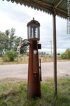 Old manual gasoline pump - Lavalleja - URUGUAY. Photo #82294