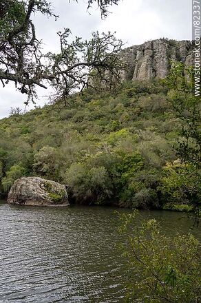 Río Santa Lucía, laguna y cerro de los Cuervos - Departamento de Lavalleja - URUGUAY. Foto No. 82337