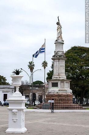 Monumento a la Declaratoria de la Independencia Nacional en la plaza Asamblea - Departamento de Florida - URUGUAY. Foto No. 82426