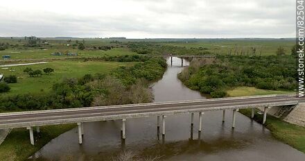 Vista aérea de los puentes sobre el arroyo Malo en la vieja y la actual ruta 5 - Departamento de Tacuarembó - URUGUAY. Foto No. 82504