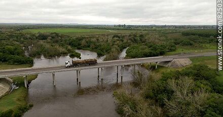 Vista aérea del puente en ruta 5 sobre el arroyo Malo próximo a Curtina. Camión con carga de troncos - Departamento de Tacuarembó - URUGUAY. Foto No. 82503