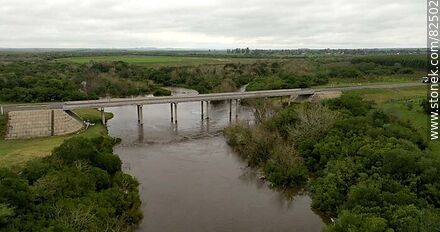 Vista aérea del puente en ruta 5 sobre el arroyo Malo próximo a Curtina - Departamento de Tacuarembó - URUGUAY. Foto No. 82502