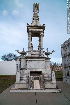 Cementerio de Capilla de Farruco. Panteón de la familia Eiraldi - Departamento de Durazno - URUGUAY. Foto No. 82567