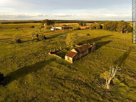 Vista aérea de una casa abandonada - Departamento de Durazno - URUGUAY. Foto No. 82605