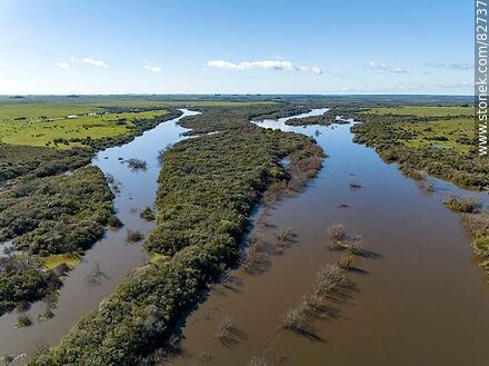 Vista aérea del río Negro hacia el este - Department of Cerro Largo - URUGUAY. Photo #82737