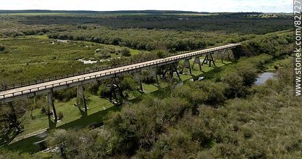 Vista aérea del puente más largo del Uruguay en el nuevo trazado de la ruta 6, sobre el río Negro, límite departamental entre Durazno y Tacuarembó, mirando a Tacuarembó - Tacuarembo - URUGUAY. Photo #82727