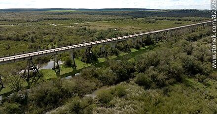 Vista aérea del puente más largo del Uruguay en el nuevo trazado de la ruta 6, sobre el río Negro, límite departamental entre Durazno y Tacuarembó, mirando a Tacuarembó - Departamento de Tacuarembó - URUGUAY. Foto No. 82726