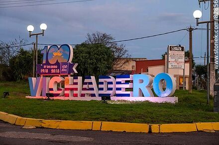 Letrero de Vichadero iluminado al anochecer - Departamento de Rivera - URUGUAY. Foto No. 82856