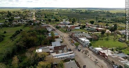 Vista aérea de Bulevar Artigas (rutas 6 y 44) y la ciudad de Vichadero - Departamento de Rivera - URUGUAY. Foto No. 82818