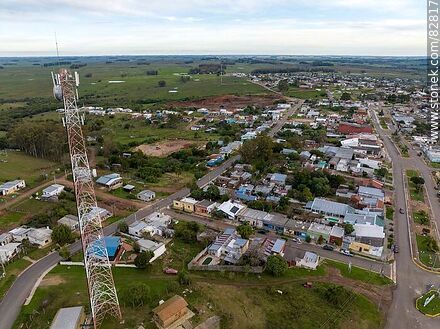 Vista aérea de Bulevar Artigas (rutas 6 y 44) y la ciudad de Vichadero - Departamento de Rivera - URUGUAY. Foto No. 82817