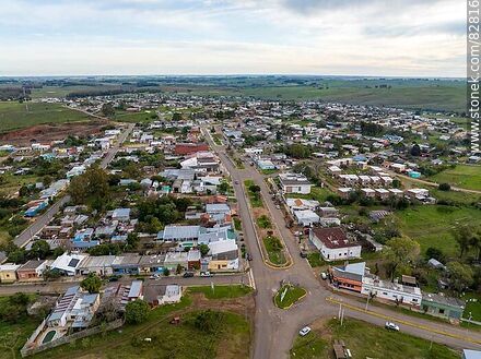 Vista aérea de Bulevar Artigas (rutas 6 y 44) y la ciudad de Vichadero - Departamento de Rivera - URUGUAY. Foto No. 82816