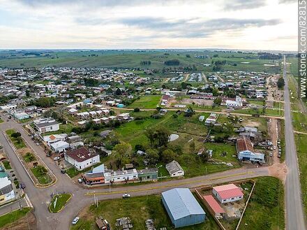 Vista aérea de Bulevar Artigas (rutas 6 y 44) y la ciudad de Vichadero - Departamento de Rivera - URUGUAY. Foto No. 82815