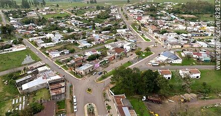 Vista aérea de Bulevar Artigas (rutas 6 y 44) y la ciudad de Vichadero - Departamento de Rivera - URUGUAY. Foto No. 82812