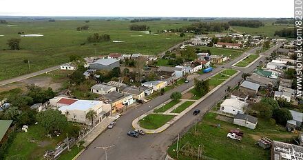 Vista aérea de Bulevar Artigas (rutas 6 y 44) y la ciudad de Vichadero - Departamento de Rivera - URUGUAY. Foto No. 82810