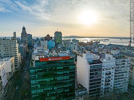 Vista aérea desde la plaza Fabini hacia el Puerto - Departamento de Montevideo - URUGUAY. Foto No. 82901