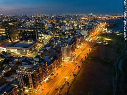 Vista aérea de la rambla M. Gandhi al anochecer - Departamento de Montevideo - URUGUAY. Foto No. 82885