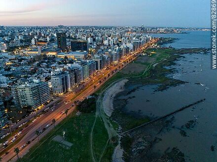 Vista aérea de la rambla M. Gandhi al atardecer - Departamento de Montevideo - URUGUAY. Foto No. 82869