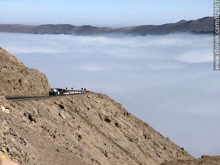 Nubes y niebla cubriendo el valle de Lluta - Chile - Otros AMÉRICA del SUR. Foto No. 82907