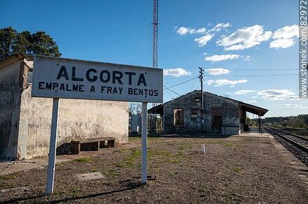 Estación de trenes de Algorta. Cartel en el andén de la estación. Vía a Paysandú - Departamento de Río Negro - URUGUAY. Foto No. 82972