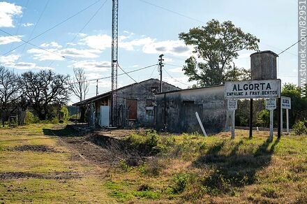 Estación de trenes de Algorta. Empalme a Fray Bentos - Departamento de Río Negro - URUGUAY. Foto No. 82951