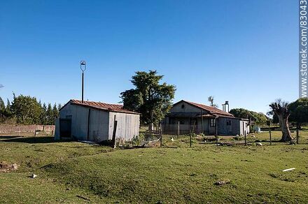Antigua estación de trenes Menafra - Departamento de Río Negro - URUGUAY. Foto No. 83043