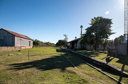 Antigua estación de trenes Menafra - Departamento de Río Negro - URUGUAY. Foto No. 83041
