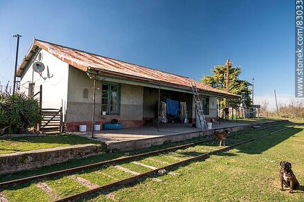 Antigua estación de trenes Menafra - Departamento de Río Negro - URUGUAY. Foto No. 83033