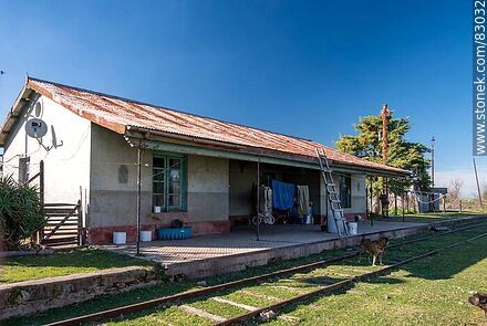 Antigua estación de trenes Menafra - Departamento de Río Negro - URUGUAY. Foto No. 83032