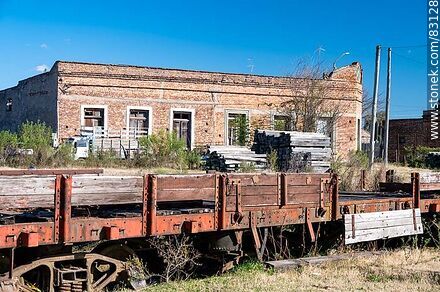 Estación Guichón de ferrocarril. Antiguos vagones de carga - Departamento de Paysandú - URUGUAY. Foto No. 83128