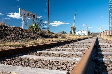 Estación Guichón de ferrocarril. Vías del tren y el cartel de la estación - Departamento de Paysandú - URUGUAY. Foto No. 83115