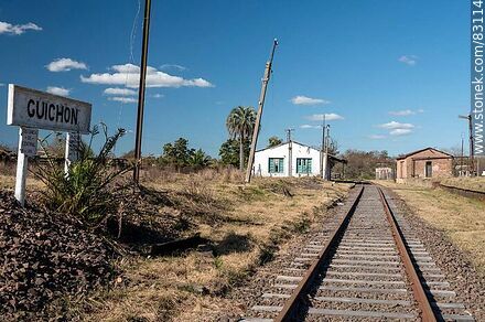 Estación Guichón de ferrocarril. Vías del tren y el cartel de la estación - Departamento de Paysandú - URUGUAY. Foto No. 83114