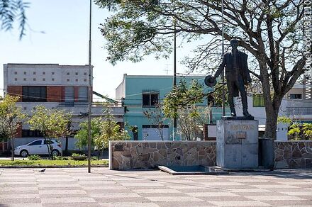 Artigas en la plaza Williman - Departamento de Paysandú - URUGUAY. Foto No. 83110