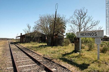 Estación de trenes de Merinos (2023). Cartel de la estación - Departamento de Río Negro - URUGUAY. Foto No. 83170