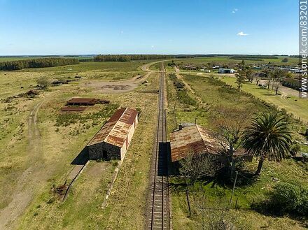 Vista aérea de la estación de trenes Merinos - Departamento de Río Negro - URUGUAY. Foto No. 83201