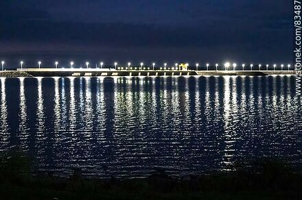 La represa y la ruta 55 iluminada en la noche - Departamento de Soriano - URUGUAY. Foto No. 83487