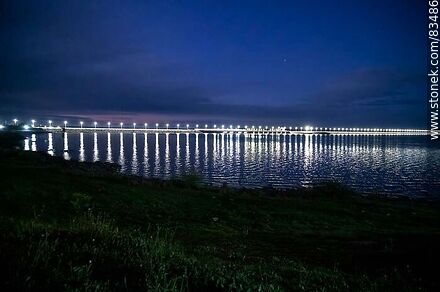 La represa y la ruta 55 iluminada en la noche - Departamento de Soriano - URUGUAY. Foto No. 83486