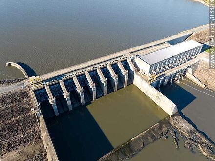 Vista aérea de la represa de Palmar aguas abajo del río Negro - Departamento de Soriano - URUGUAY. Foto No. 83483