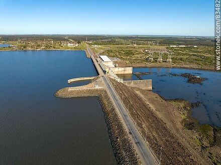 Vista aérea de la central hidroeléctrica Constitución o de Palmar. Área del departamento de Río Negro - Departamento de Soriano - URUGUAY. Foto No. 83482