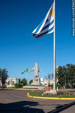 Bandera uruguaya y obelisco en la plaza Batlle y Ordóñez - Departamento de Artigas - URUGUAY. Foto No. 83662