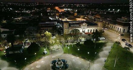 Vista aérea de la plaza Artigas y la Jefatura de Policía - Departamento de Artigas - URUGUAY. Foto No. 83607