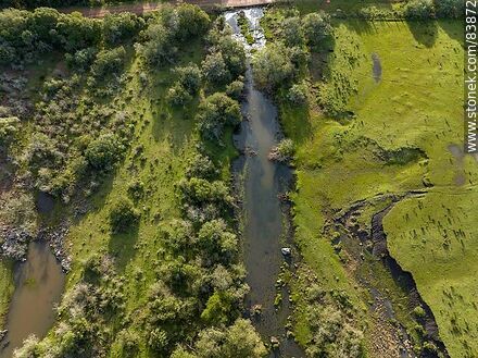 Vista aérea del arroyo Laureles en el valle del Lunarejo. Límite entre los departamentos de Rivera y Tacuarembó - Departamento de Rivera - URUGUAY. Foto No. 83872