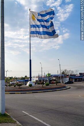 Bandera uruguaya flameando en el cruce de las avenidas Artigas, Salto y Ferreira Aldunate - Departamento de Paysandú - URUGUAY. Foto No. 84155
