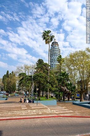 Plaza Constitución y la Torre de la Defensa - Departamento de Paysandú - URUGUAY. Foto No. 84167