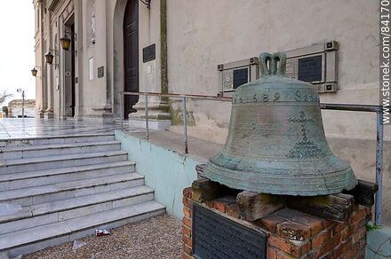 Bell built in 1689 in the Jesuit missions, donation of General Rivera to the town of Paysandú. - Department of Paysandú - URUGUAY. Photo #84170