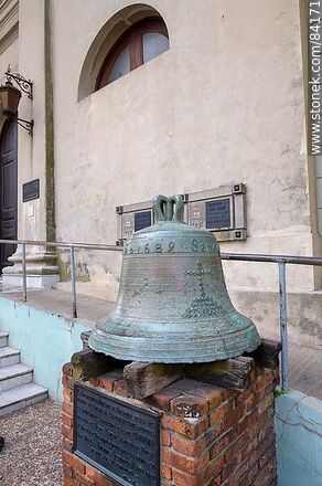 Bell built in 1689 in the Jesuit missions, donation of General Rivera to the town of Paysandú. - Department of Paysandú - URUGUAY. Photo #84171