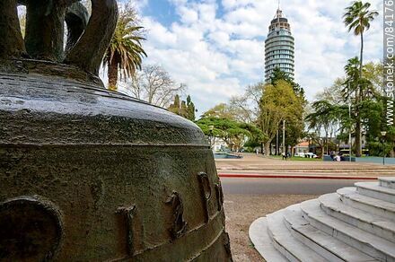Plaza Constitución, la campana y la Torre de la Defensa - Departamento de Paysandú - URUGUAY. Foto No. 84176