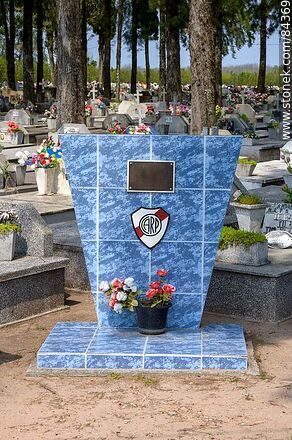 Tombstone with a tribute of Club Atlético River Plate - Rio Negro - URUGUAY. Photo #84369