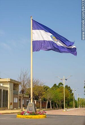 Bandera de San Javier flameando en la avenida Basilio Lubkov - Departamento de Río Negro - URUGUAY. Foto No. 84333