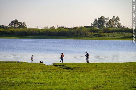 Parque frente a la costa del río Uruguay. Familia domingueando - Departamento de Salto - URUGUAY. Foto No. 84418